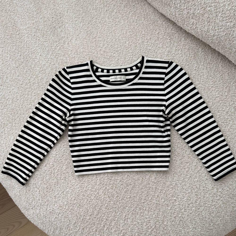 Abercrombie Striped Cropped Black and White Long Sleeve Top